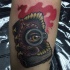 Tatuaje en la pierna, libro extraño con ojo misterioso