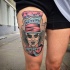 Tatuaje colorido en el muslo, 
héroe famoso de Alicia en el país de las Maravillas, estilo  old school