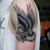 Tatuaje en el hombro, águila interesante en estilo old school