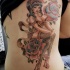 vecchia scuola ragazza pin up tatuaggio su costolette