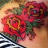 Tatuaje en el hombro, rosas, estilo vieja escuela