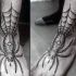 Tatuaje en la pierna, araña venenosa en telaraña, color gris