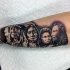Tatuaje en el brazo, retrato negro blanco de familia de indios