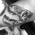 Oldschool Stil schwarzes Bizeps Tattoo mit Dinosaurierschädel