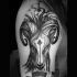 Tatuaje en el brazo, aries alucinante negro blanco