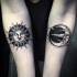 Tatuaje en el antebrazo, sol y luna misteriosos  con caras