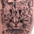 Tatuagem de tinta preta estilo old school de gato estilizado com figuras geométricas