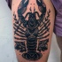 Tatuaje en el muslo, cangrejo de río interesante detallado, tinta negra