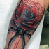 Oldschool Stil blutige Spinne Tattoo am Bein mit Rose