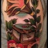 Oldschool Stil farbiges Grammophon Tattoo an der Schulter mit Blumen und Flamme