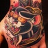 Tatuaje en la mano, 
pantera con tres ojos, estilo old school