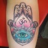 Tatuaje en el antebrazo,
jamsa linda con símbolo, estilo old school