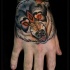 Tatuaje en la mano,  lobo demoniaco multicolor, estilo old school