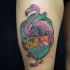 Tatuaje en el muslo, 
flamenco rosa bonito en la playa, old school