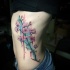 Tatuaje en el costado, 
 rama de sakura maravillosa