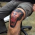 Oldschool Stil brüllender schwarzer Panther Kopf gefärbtes Knie Tattoo
