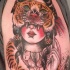 Tatuaje en el hombro,
mujer interesante en máscara de tigre