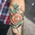 Tatuaje en el antebrazo, droide BB-8 precioso con hojas verdes, old school