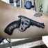 Oldschool Stil Gewehr Tattoo am Bizeps