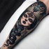 Tatuaje en el antebrazo, mujer horrorosa con tigre, estilo old school multicolor