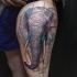 Tatuaje en el muslo, 
diseño multicolor de elefante
