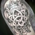Oldschool schwarzes und weißes keltisches Emblem Tattoo am Arm