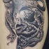 Tatuaje  de Medusa Gorgona agrietada de colores negro blanco