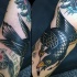 vecchia scuola stile dipinto corvo con frecca tatuaggio su braccio