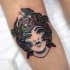 Tatuaje en la pierna,
Medusa Gorgona con serpientes de estilo old school