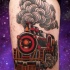El estilo de la escuela vieja pintó el tatuaje del tren con mucho vapor