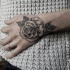 Tatuaje en la mano,  rosa elegante en colores negro blanco