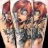 Tatuaje en el antebrazo, mujer seductora misteriosa de dibujos animados