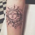 Tatuaje de luna y sol juntos en el antebrazo