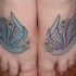Tatuaje con dos pamelas gemelas en los pies