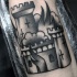 Tatuaje en el antebrazo, castillo simple dibujado, estilo viejo