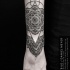 Tatuaje en el antebrazo, mandala bella negra