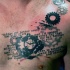 vecchio stile bianco e nero  orologio meccanismo e lettere tatuaggio su petto