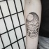 Tatuaje en el antebrazo, dibujo monocromo de desierto con tienda india y cielo nocturno
