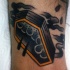 Tatuaje en el tobillo, ataúd invertido de estilo viejo