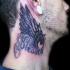 Tatuaje en el cuello, ala de una ave y palabra bendito