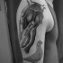 Tatuaje en el brazo, paloma y mano con escarabajo, diseño monocromo