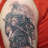Tatuaje en el brazo,
deidad guerrera imponente con espada