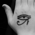Tatuaje en la mano,  símbolo egipcio antiguo Ojo de Horus