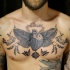 Tatuaje en el pecho,  corazón humano con alas de polilla, dibujo monocromo