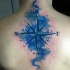 Tatuaje en la espalda, compás náutico con tinta azul