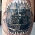 Tatuaje en el muslo, 
barco pesquero con hombres  y boca de tiburón