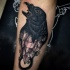 originale combinazione inchiostro nero corvo con cristallo tatuaggio su  braccio