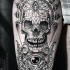 originale disegno dipinto molto dettagliato teschio di culto con piramide massonica tatuaggio su gamba