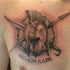 Tatuaje en el pecho,  сasco espartano con armas cruzadas y escudo