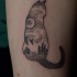 Tatuagem em forma de gato de estilo nativo projetado original de montanhas selvagens e floresta